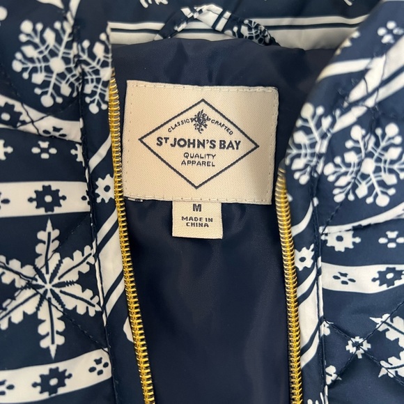 St Johns Bay snowflake outdoor puffer vest - Picture 5 of 5